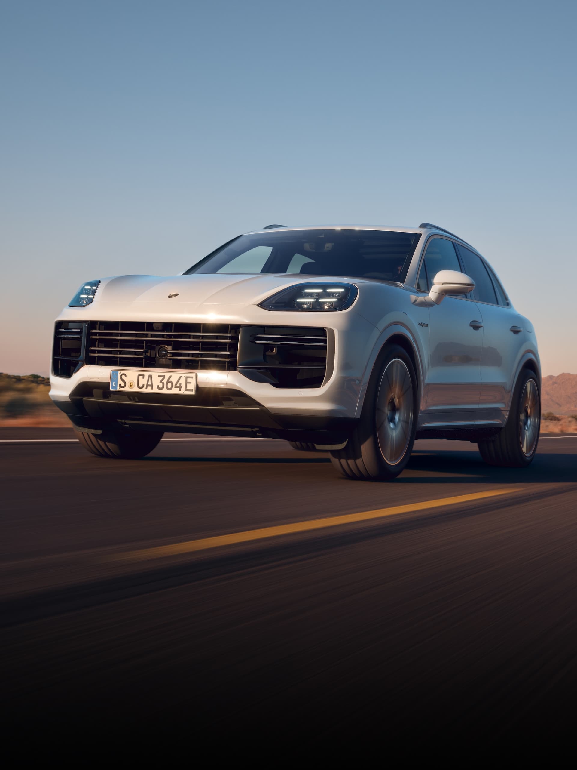 Un Porsche Cayenne qui roule sur une route ouverte.